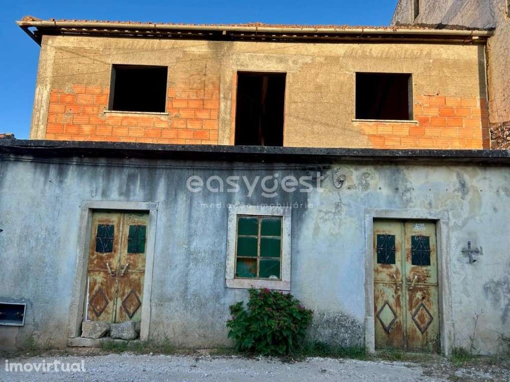 Moradia para recuperação em lote de 3800m2 em pacata aldeia - Grande imagem: 2/32