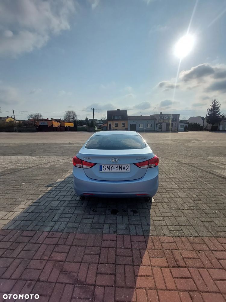 Hyundai Elantra 1.6 Classic + - 14