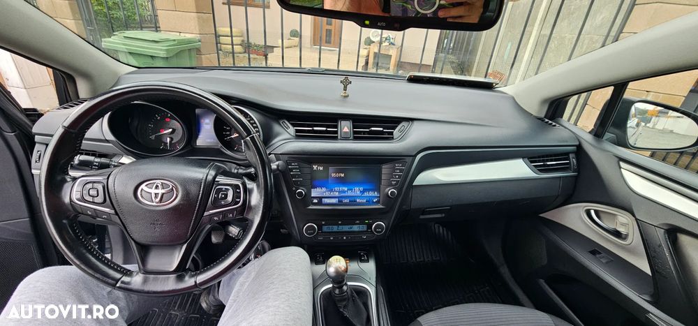 Toyota Avensis 2.0 D-4D Elegance - 2