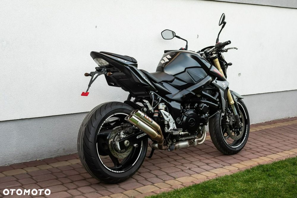 Suzuki GSR - 4