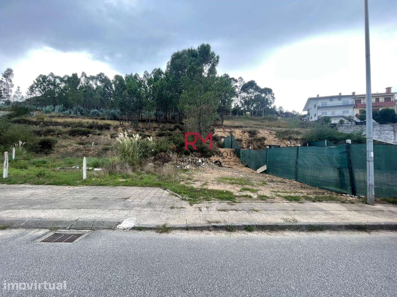 LOTE COM PROJETO APROVADO PARA CONSTRUÇÃO DE MORADIA DE 3 FRENTES |... - Grande imagem: 2/9