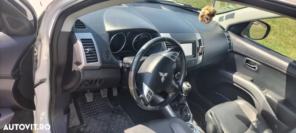 Mitsubishi Outlander - 4