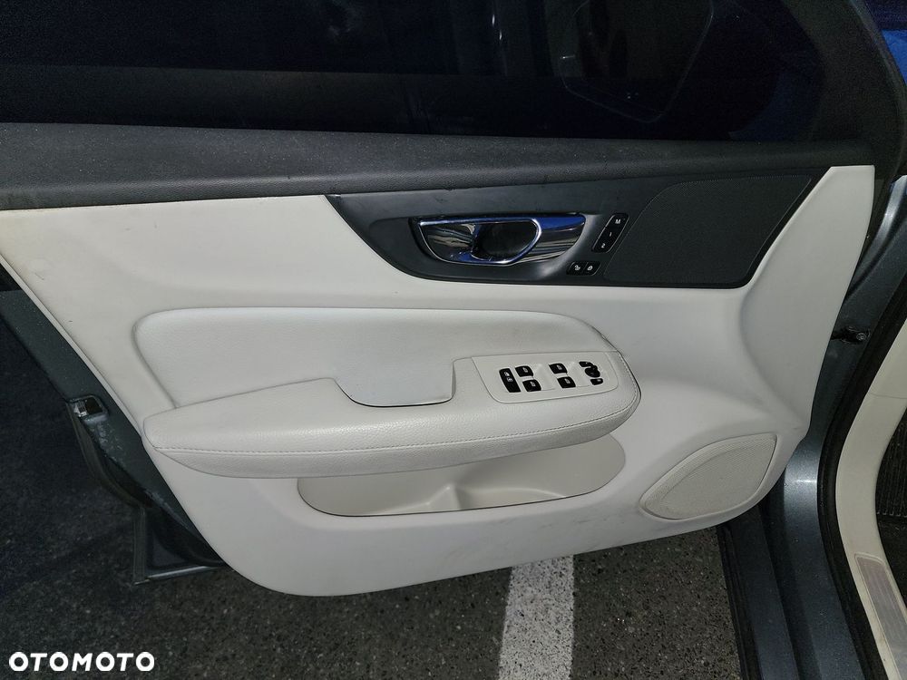 Volvo S60 T5 AWD Momentum Pro - 9