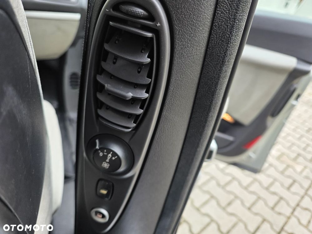 Peugeot 807 HDi 135 Premium - 14