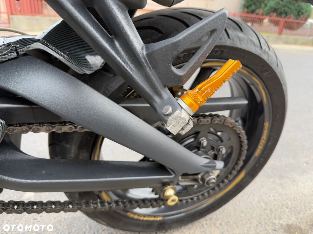 Triumph Street Triple - 17