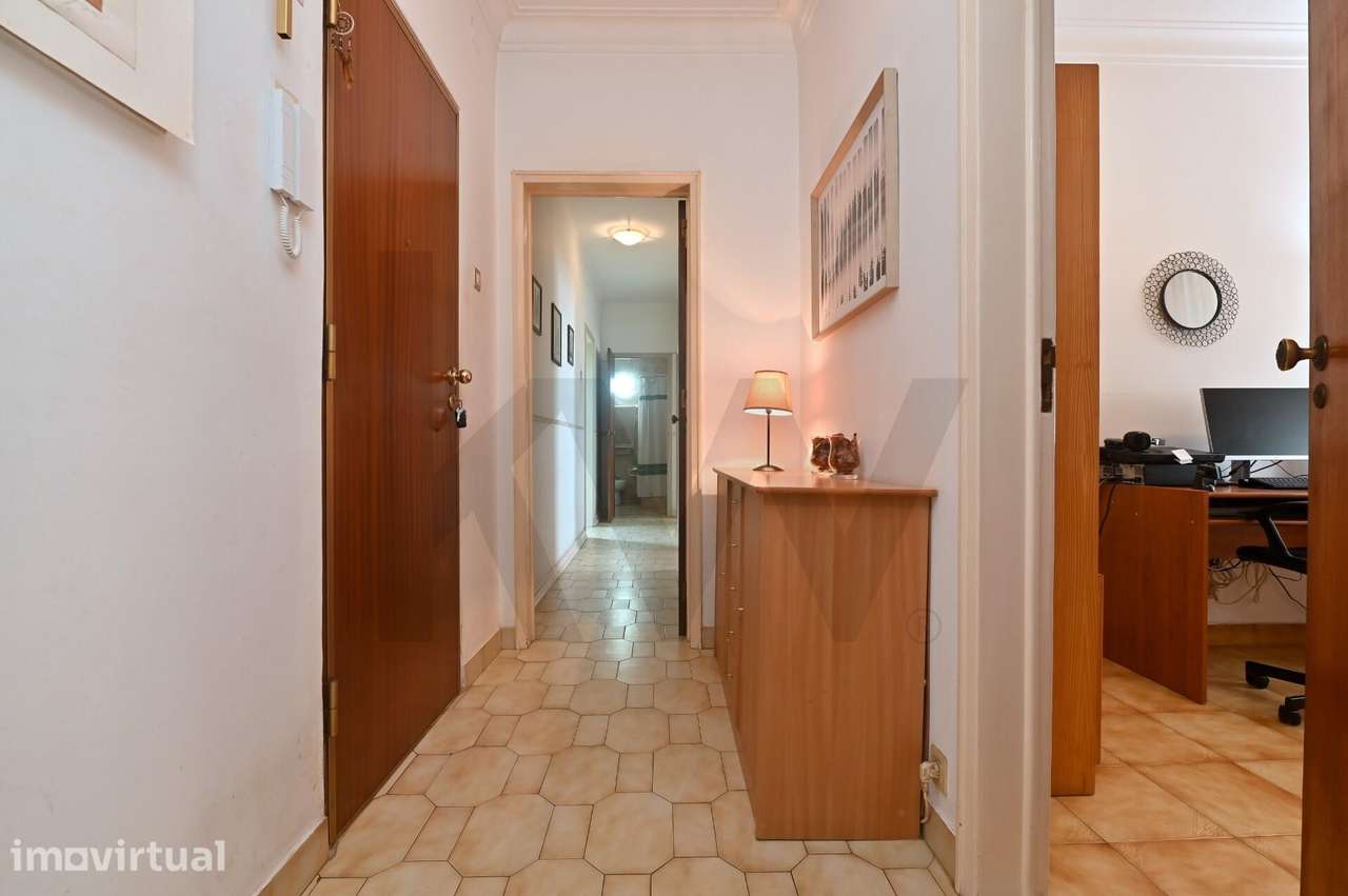 T3 de Boas Dimensões com Varanda em Algés — A Dois Passos de Lisboa - Grande imagem: 3/25