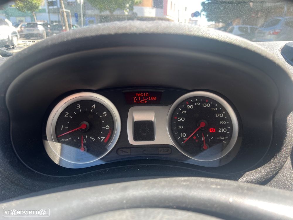 Renault Clio 1.2 16V Confort - 12