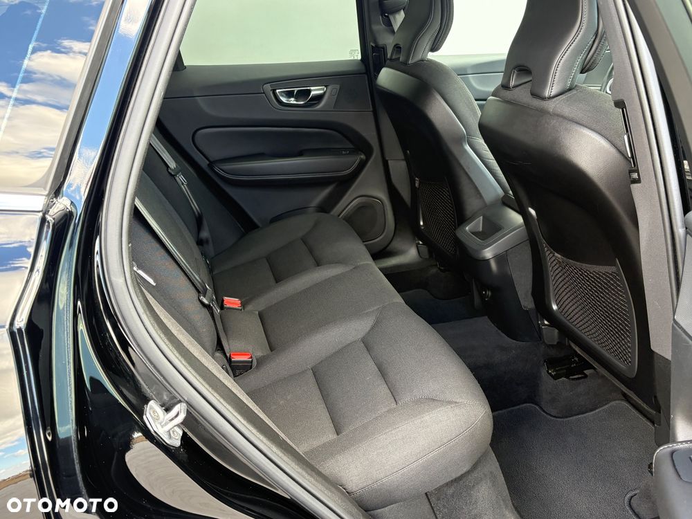 Volvo XC 60 B4 D AWD Geartronic Momentum Pro - 23