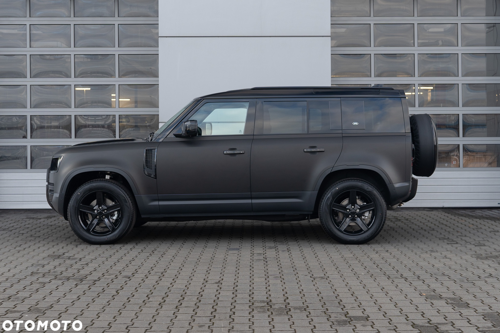 Land Rover Defender - 2