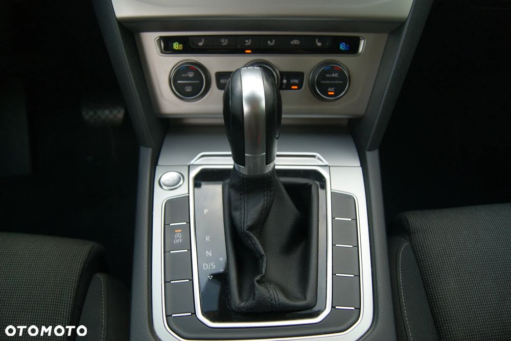 Volkswagen Passat 2.0 TDI SCR DSG Highline - 30