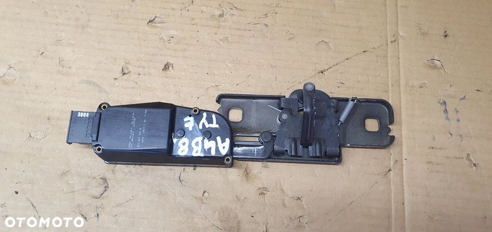 Zamek klapy bagażnika dociąg Audi A4 B8 Kombi - 1