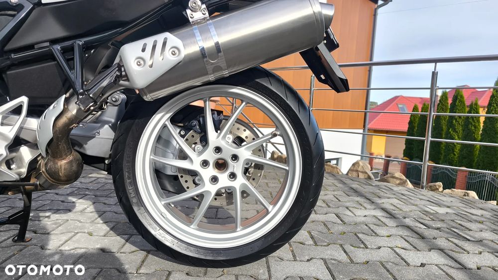 BMW F - 22