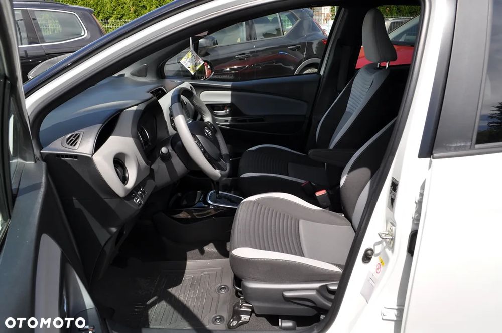 Toyota Yaris Hybrid 100 Selection Platinum - 14