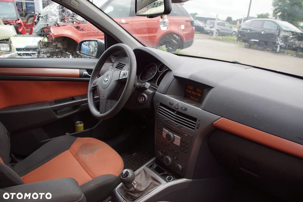 Auto na części - Opel Astra H III 1.7 CDTI 101 KM Z17DTH F23 Z155 2004R Silnik Skrzynia Drzwi Maska Błotnik Zderzak Klapa Lampa Lusterko Klamka Szyba Deska Kokpit Sterownik Moduł Czujnik Licznik Wyświetlacz Panel Kierownica - 15