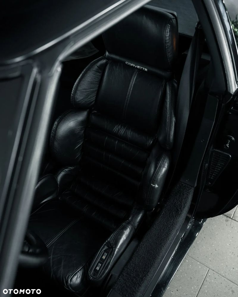 Chevrolet Corvette - 12