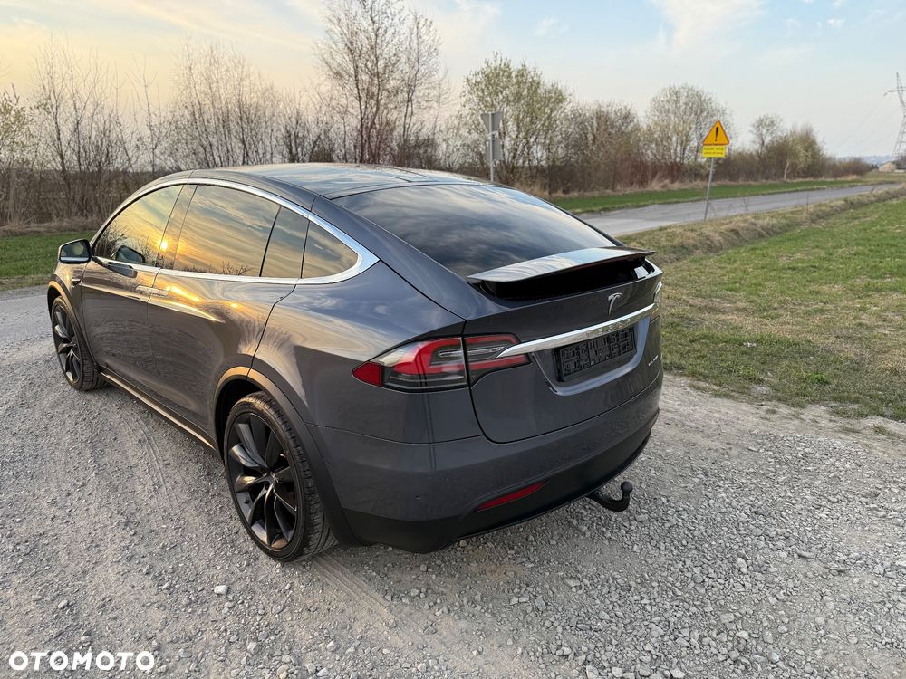 Tesla Model X - 4