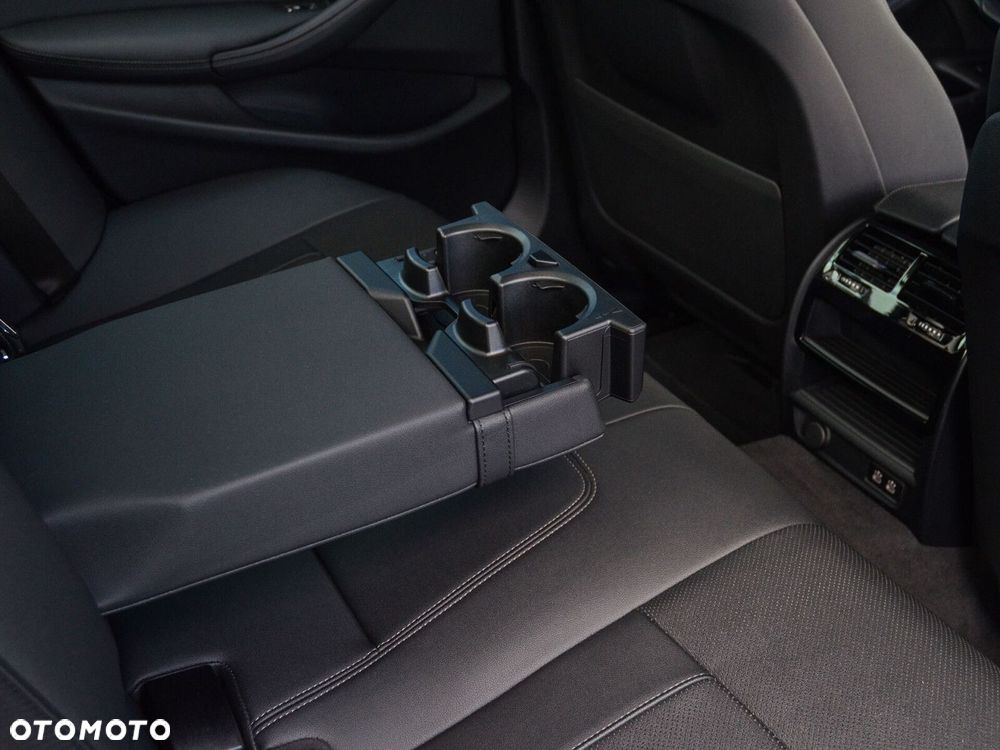 BMW Seria 5 518d mHEV - 28