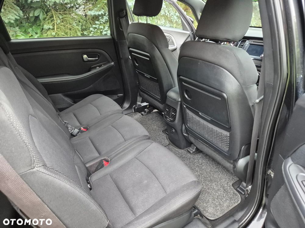 Kia Carens - 12