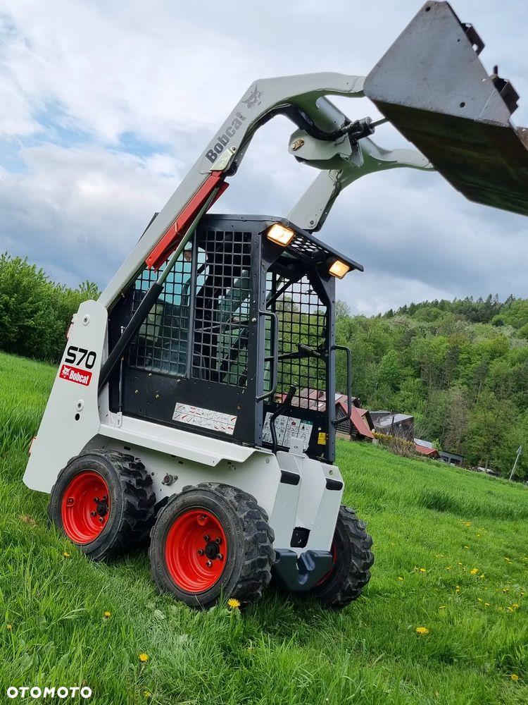 Bobcat S70 Mini-ładowarka 4x4 wózek terenowy. Łyżka! Wyjścia Hydrauliczne pod urządzenia z przodu! 2018 rok prod. 564 MTG. aktualne serwisy DEKRA. Dokumentacja. silnik Kubota 3cyl. Maszyna Jak Nowa z Salonu! Pochodzi z Norweskiego Gospodarstwa! Zero luzów i wycieków. Bardzo mocna i wydajna maszyna o małych gabarytach! Wąska miesci się do najbardziej trudno dostępnych miejsc! Idealna do stajni. OKAZJA TANIO. Szybki i zwinny sprzęt potężna moc - 3