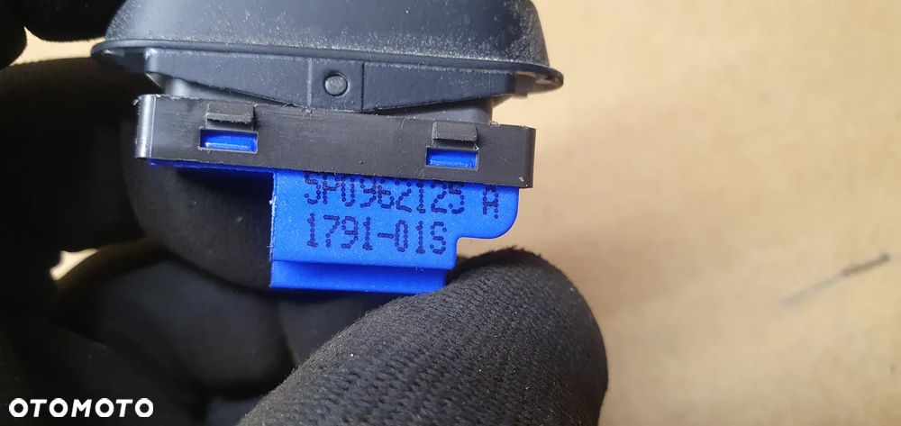 Przełącznik centralnego zamka blokady drzwi Seat Leon II Lift 5P0962125A - 5