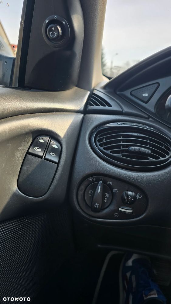 Ford Focus Ambiente - 12