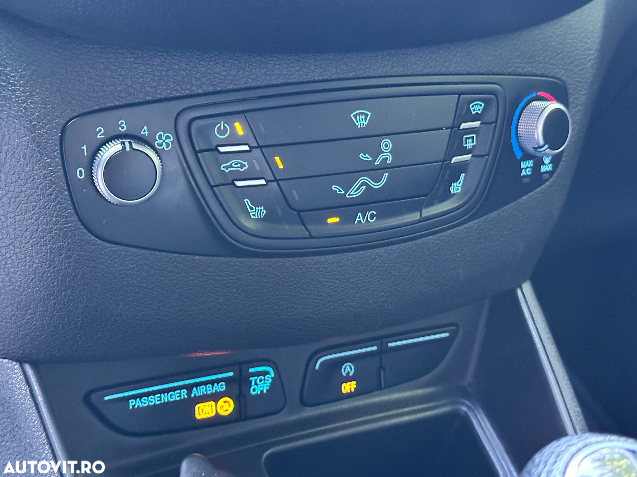 Ford Transit Courier - 26