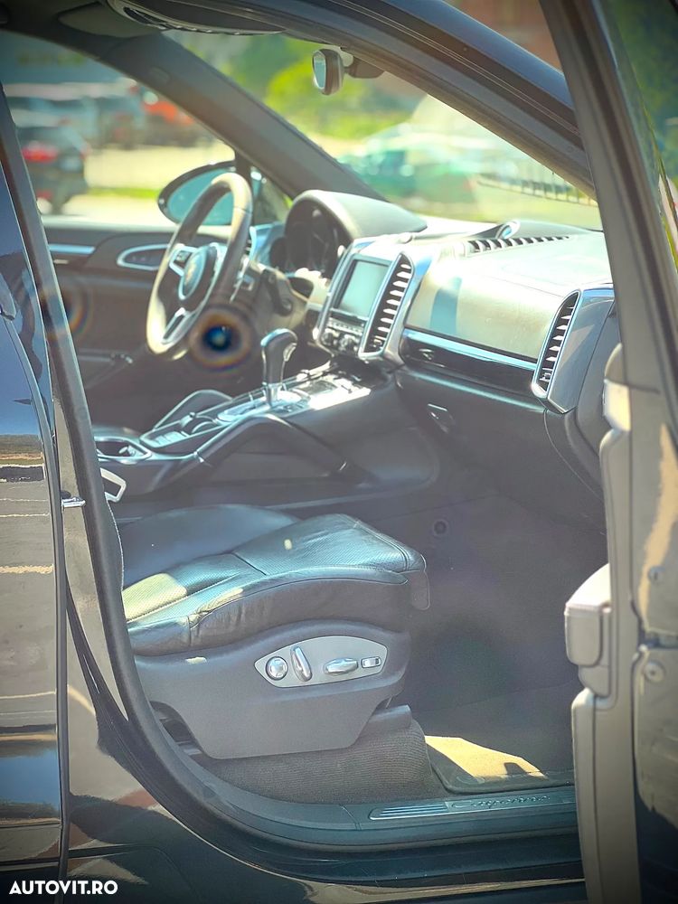 Porsche Cayenne 3.0 L - 12