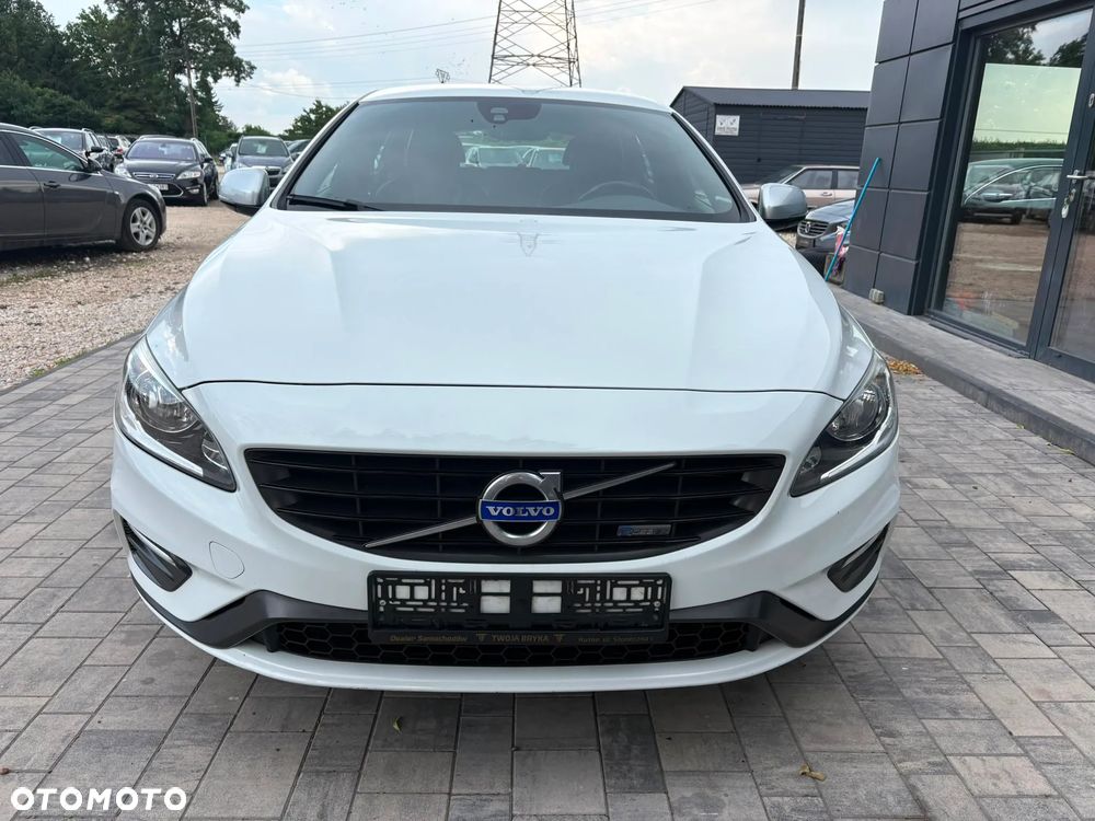 Volvo V60 D6 AWD Plug-in Hybrid R-Design Momentum - 2