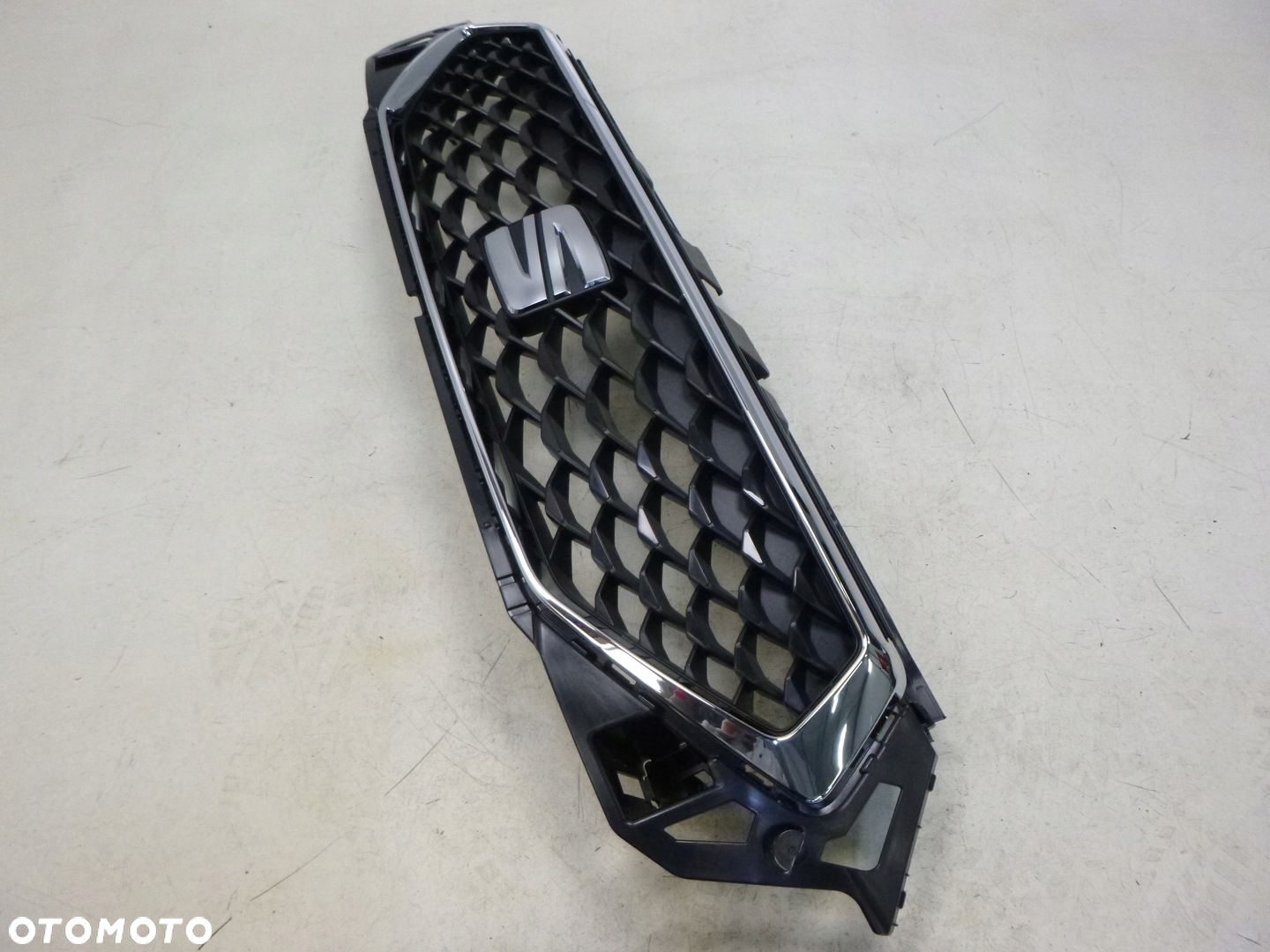 SEAT ATECA LIFT 20- GRILL ATRAPA CHŁODNICY ZNACZEK CHROM ORYGINAŁ - 4