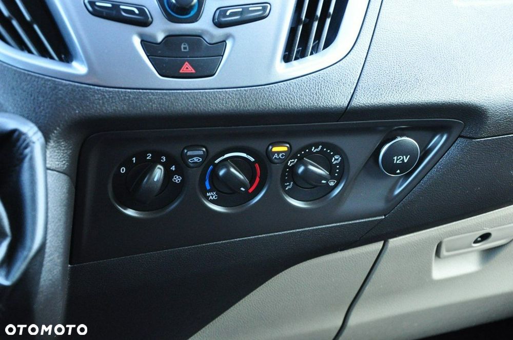 Ford Tourneo Custom - 40