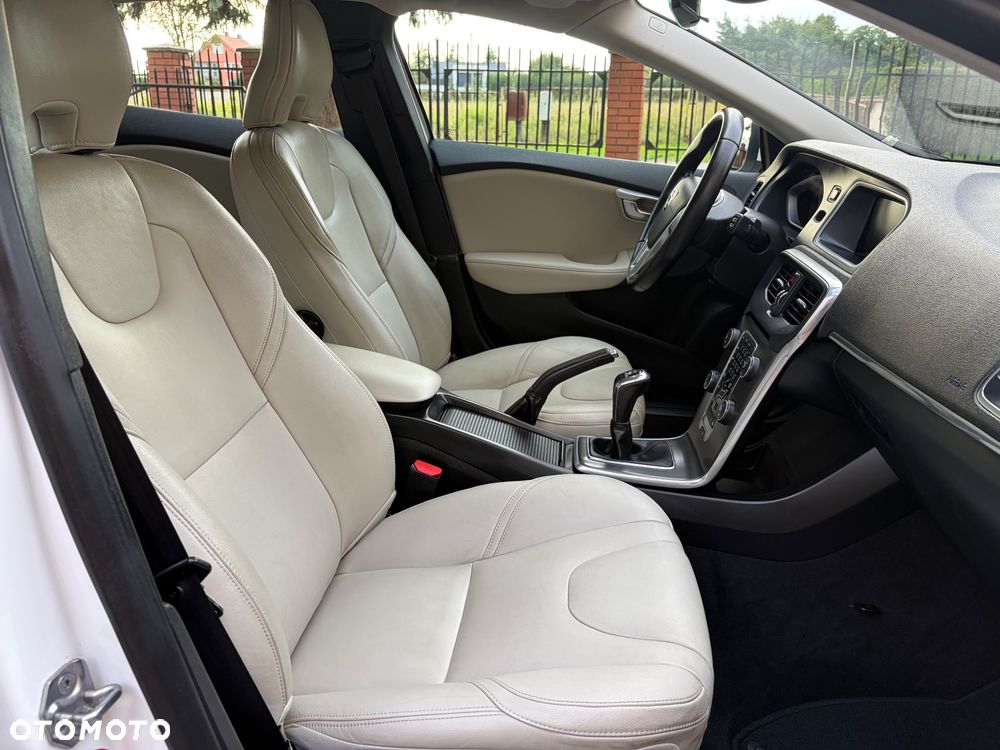 Volvo V40 D3 Momentum - 24