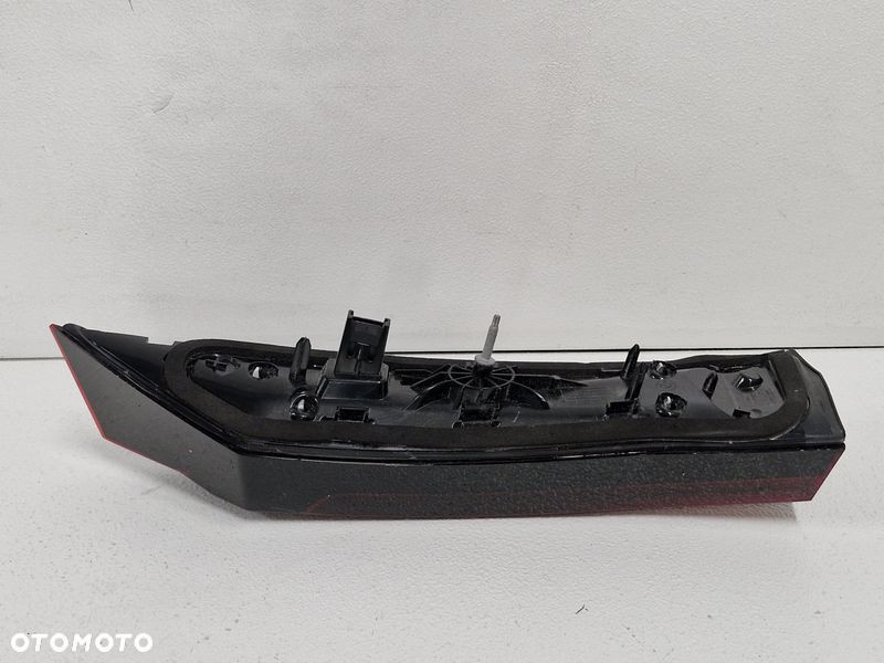 BMW X1 U11 LAMPA LEWY TYŁ TYLNA W KLAPĘ - 9