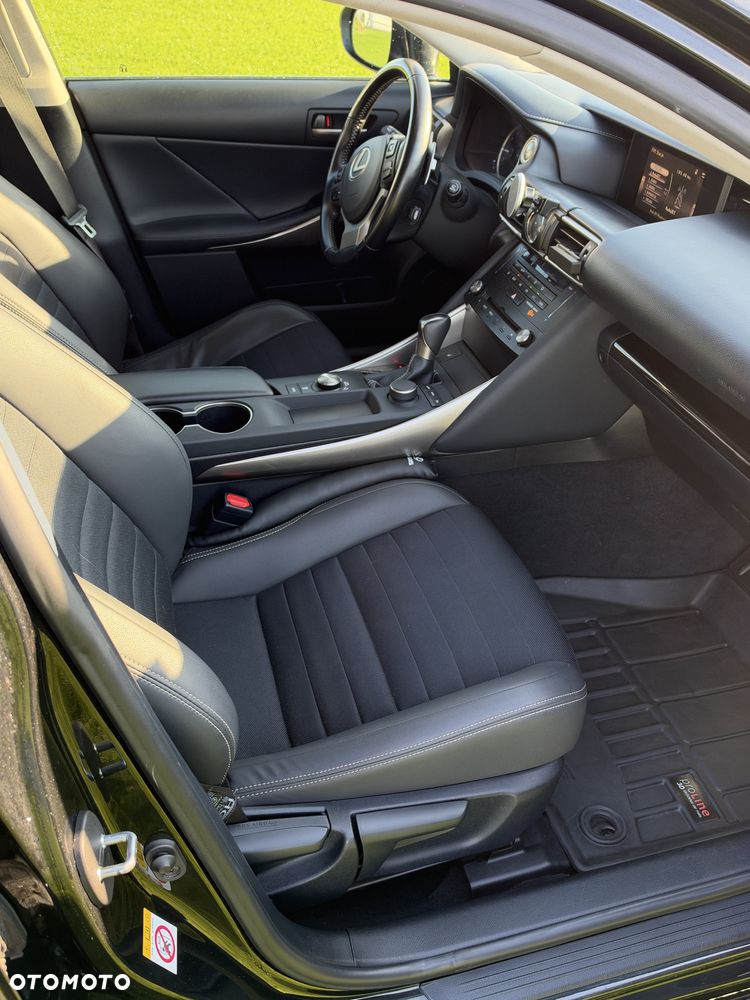 Lexus Is 2018 photo 4