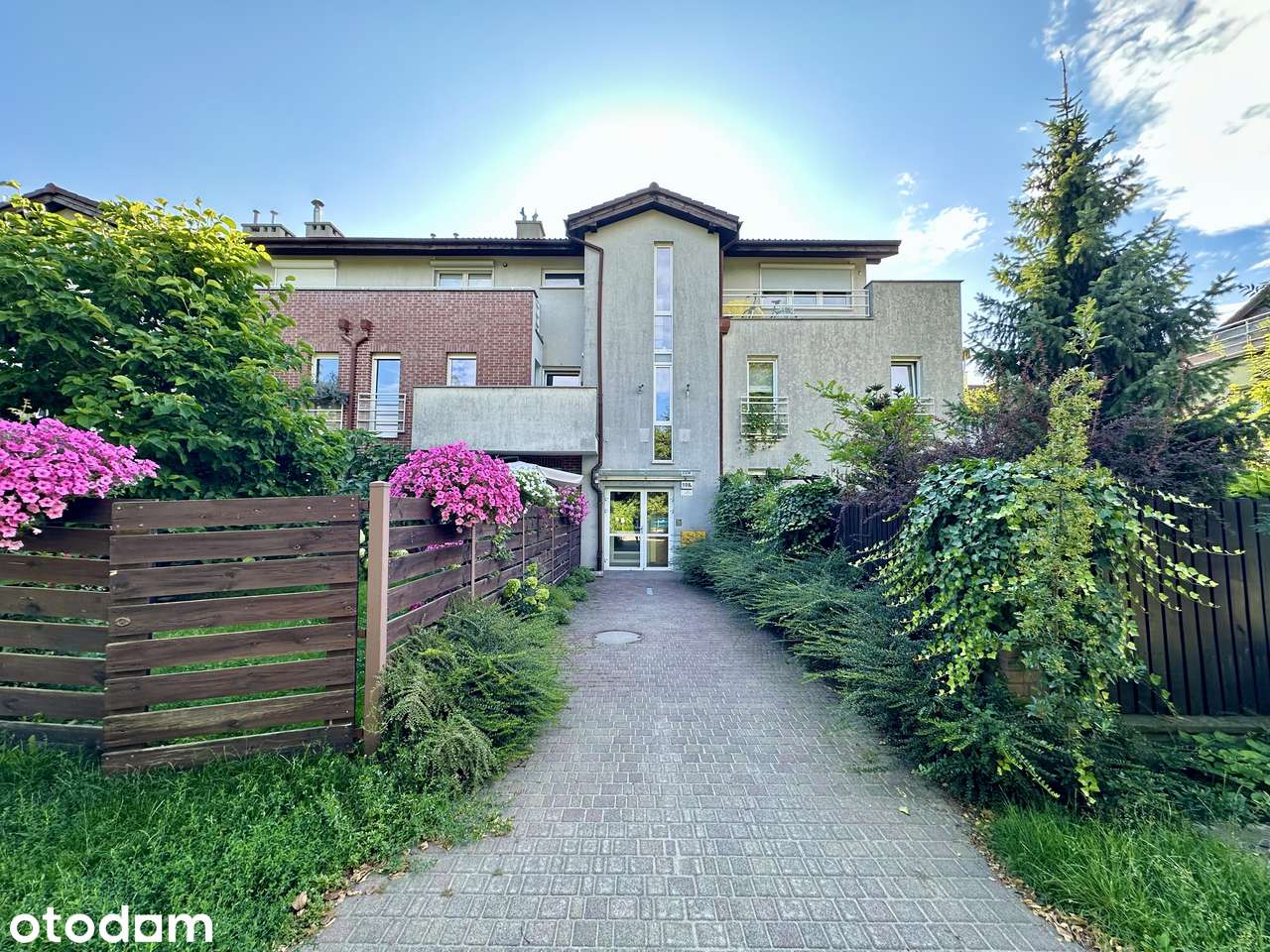 Komfortowe 3-pokojowe mieszkanie z kominkiem i widokiem na zieleń.