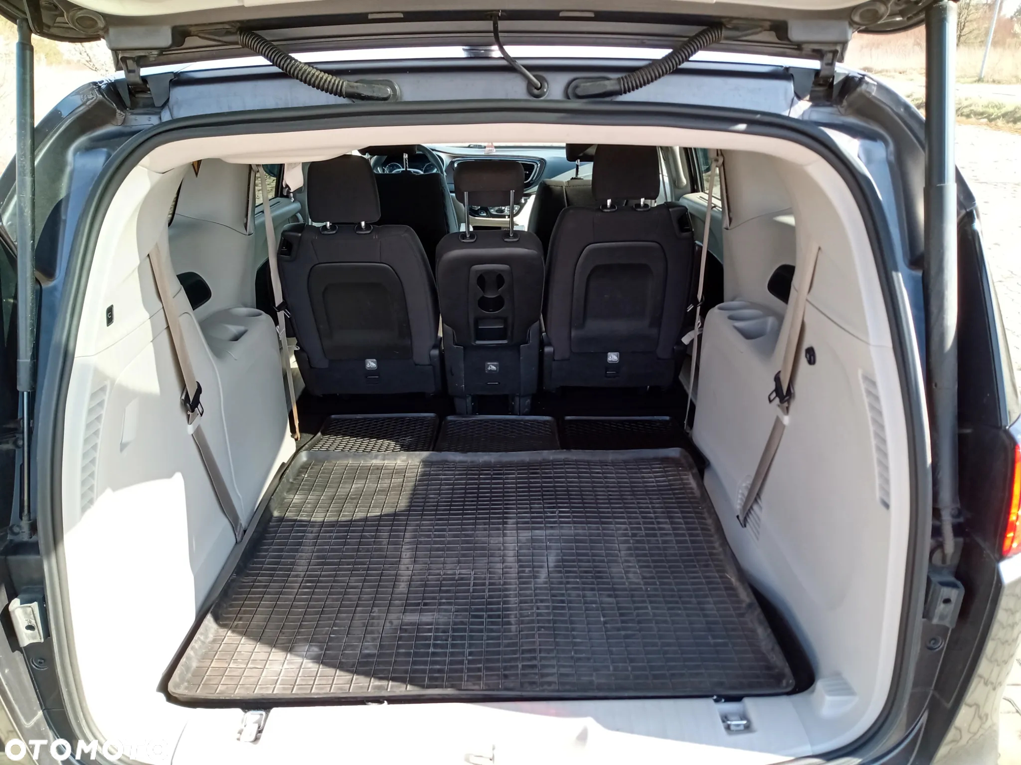 Chrysler Pacifica - 11