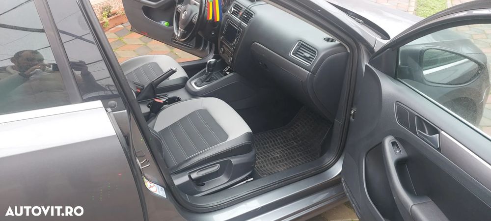 Volkswagen Jetta 2.0 TDI Sportline DSG - 9