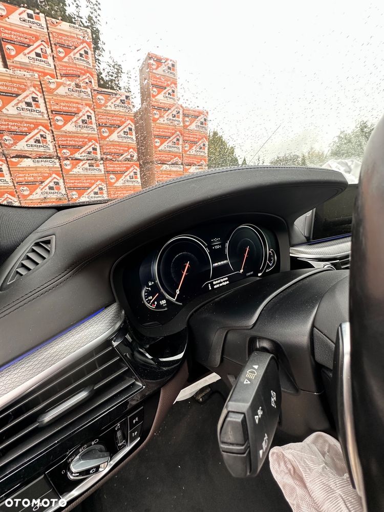 BMW Seria 5 M550i xDrive sport - 23