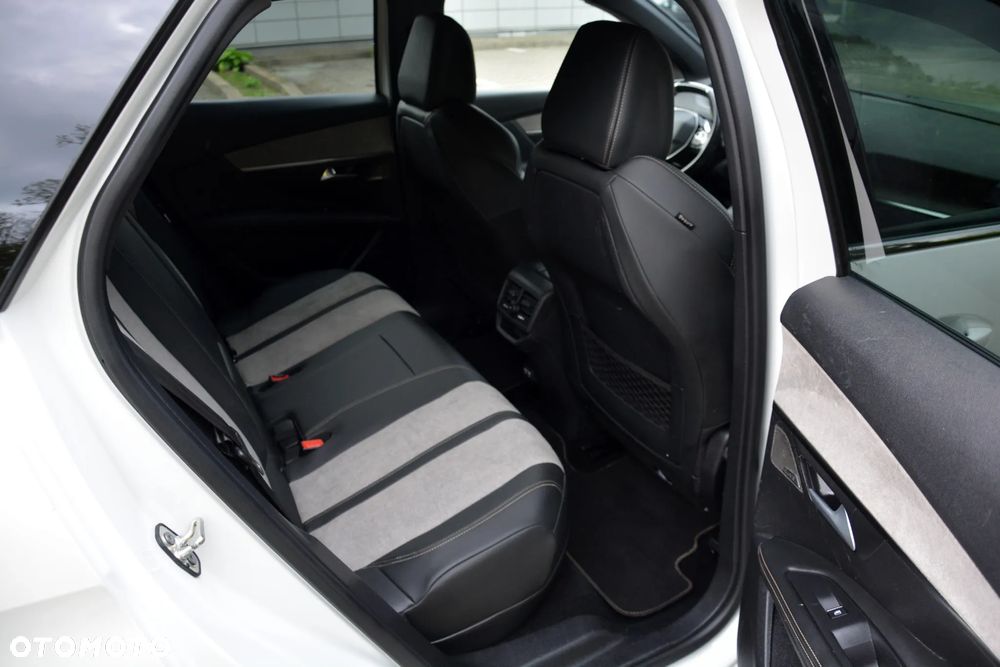 Peugeot 3008 Hybrid4 300 e-EAT8 GT - 8