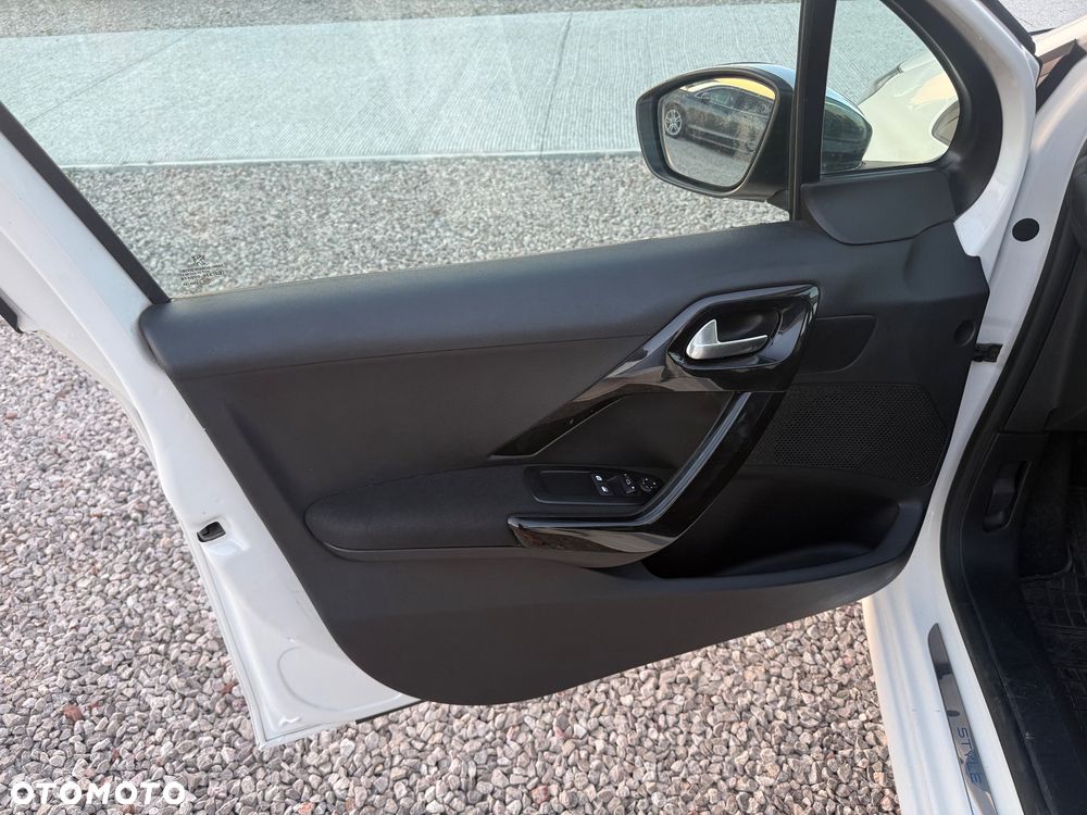 Peugeot 208 - 12