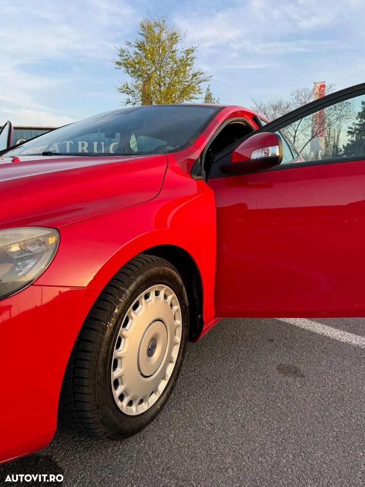 Volvo V40 D3 R Design - 4