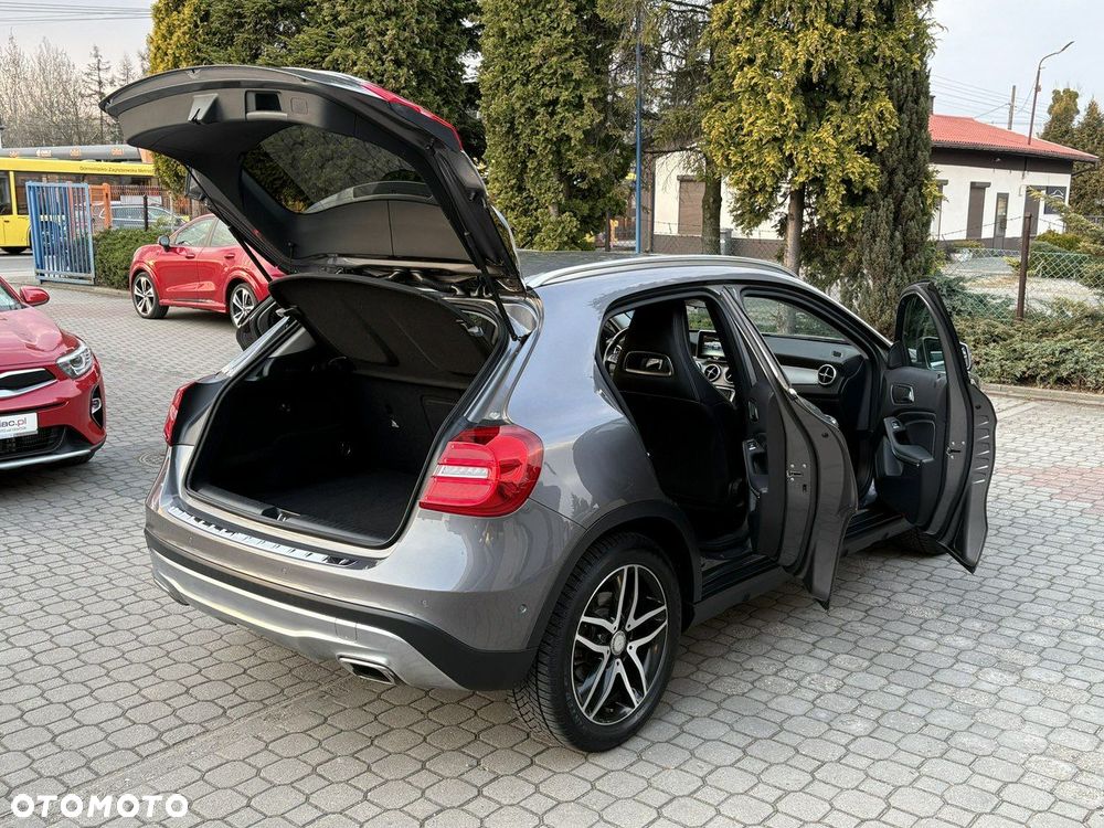 Mercedes-Benz GLA - 33