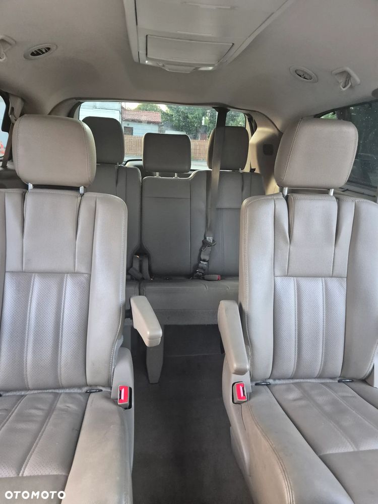 Chrysler Town & Country - 18