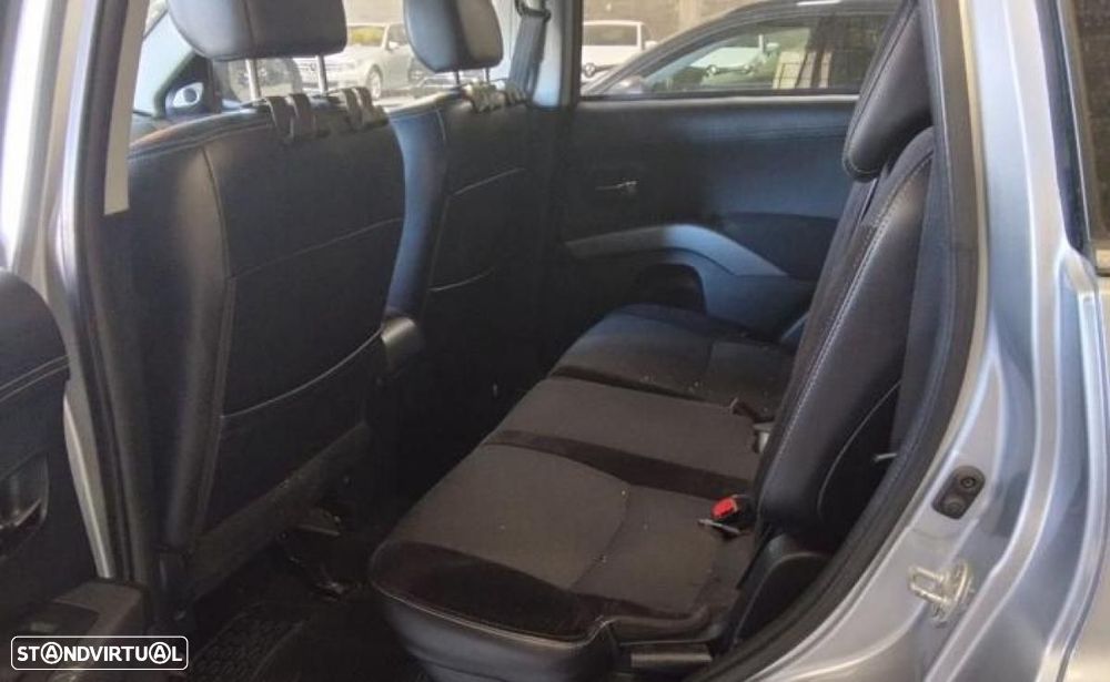 Mitsubishi Outlander - 4