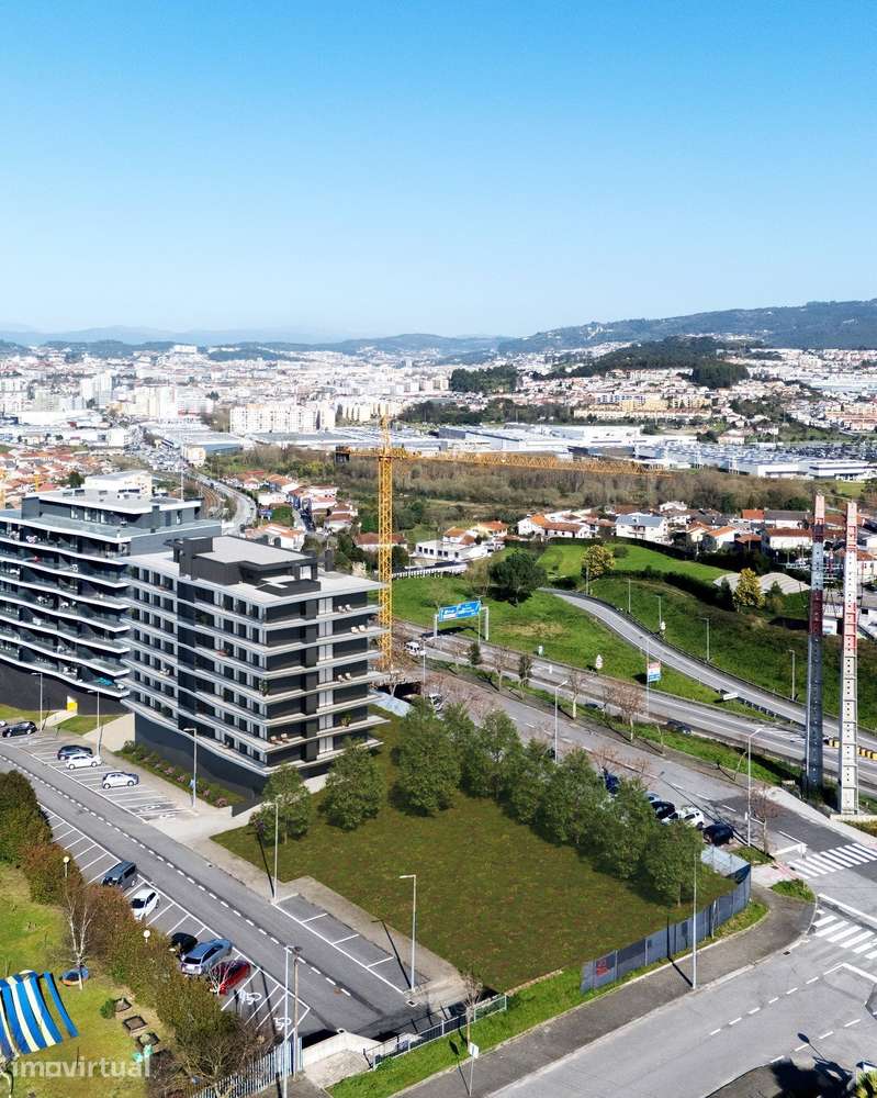 Apartamento em Ferreiros, Varanda com Churrasqueira - Grande imagem: 3/8