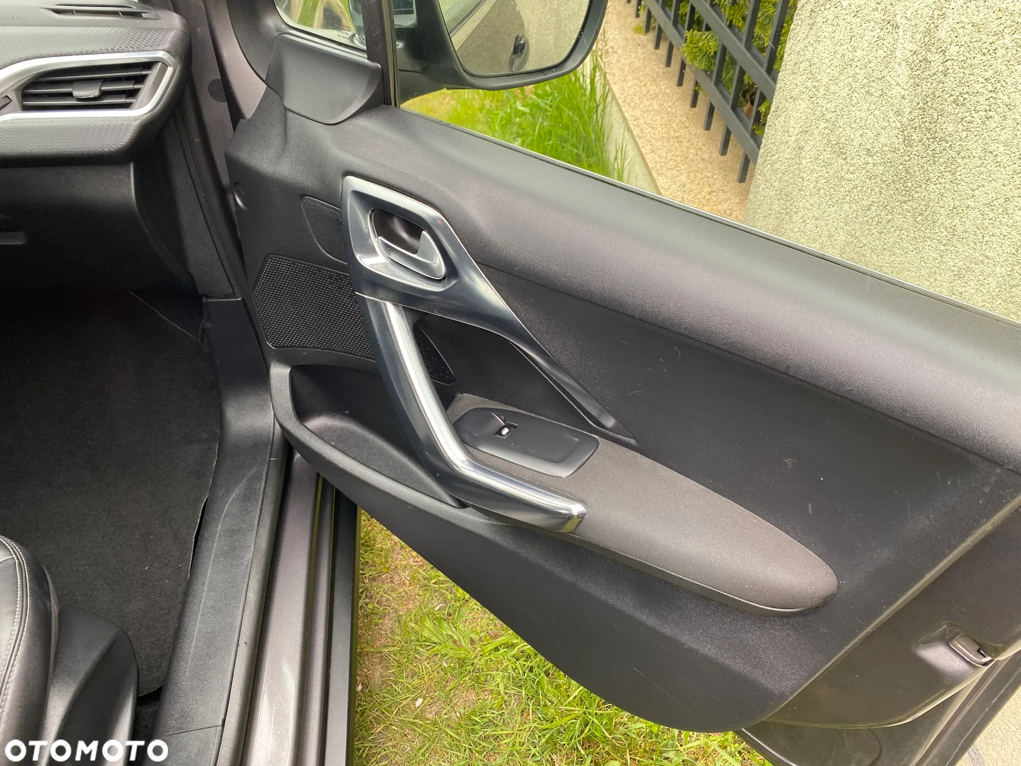 Peugeot 2008 1.2 Pure Tech Allure S&S - 19