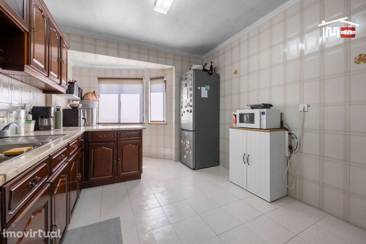 T3 Com Excelentes Áreas e Luminoso, com Varandas e Arrecadação - Grande imagem: 3/26