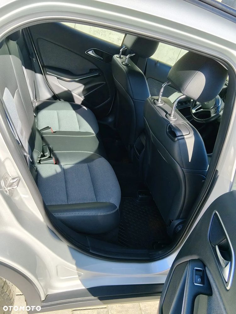 Mercedes-Benz GLA 200 7G-DCT - 17