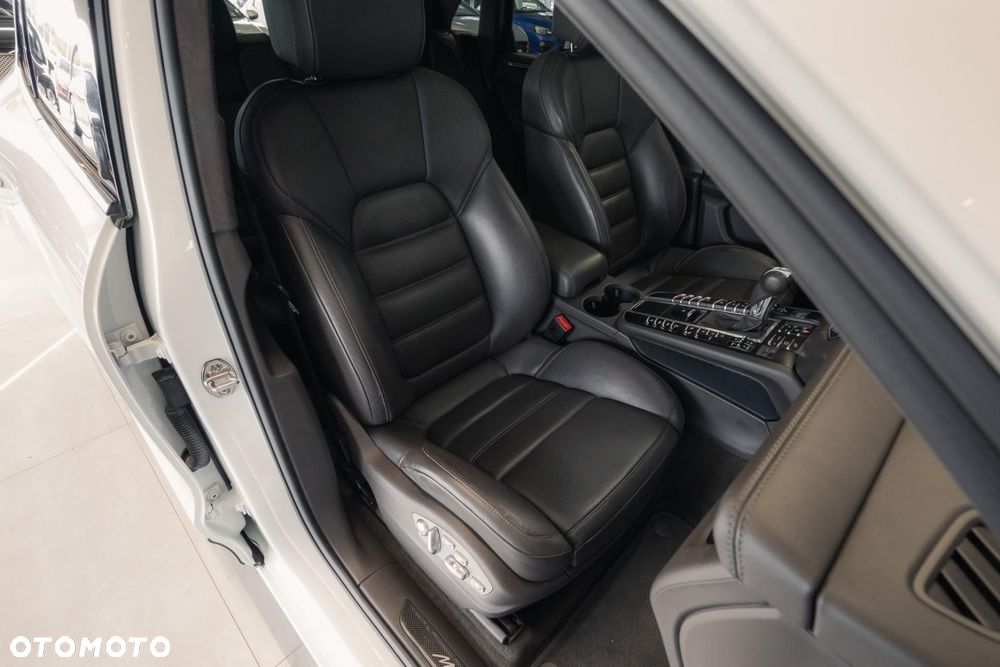 Porsche Macan Turbo - 16