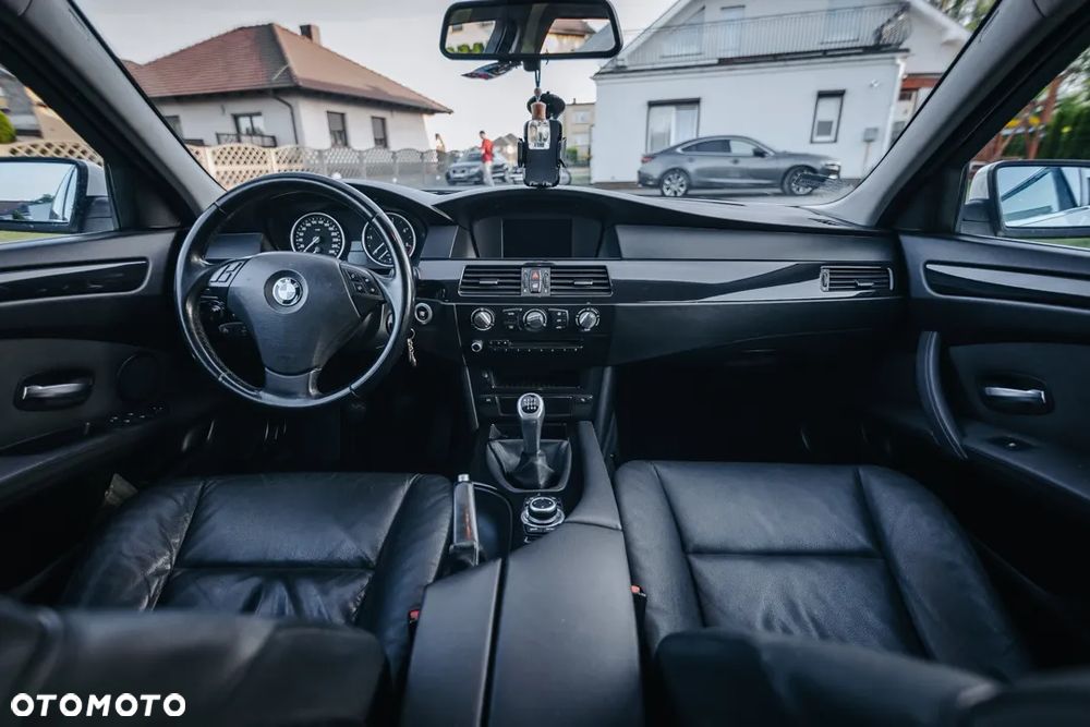 BMW Seria 5 525d Touring - 29