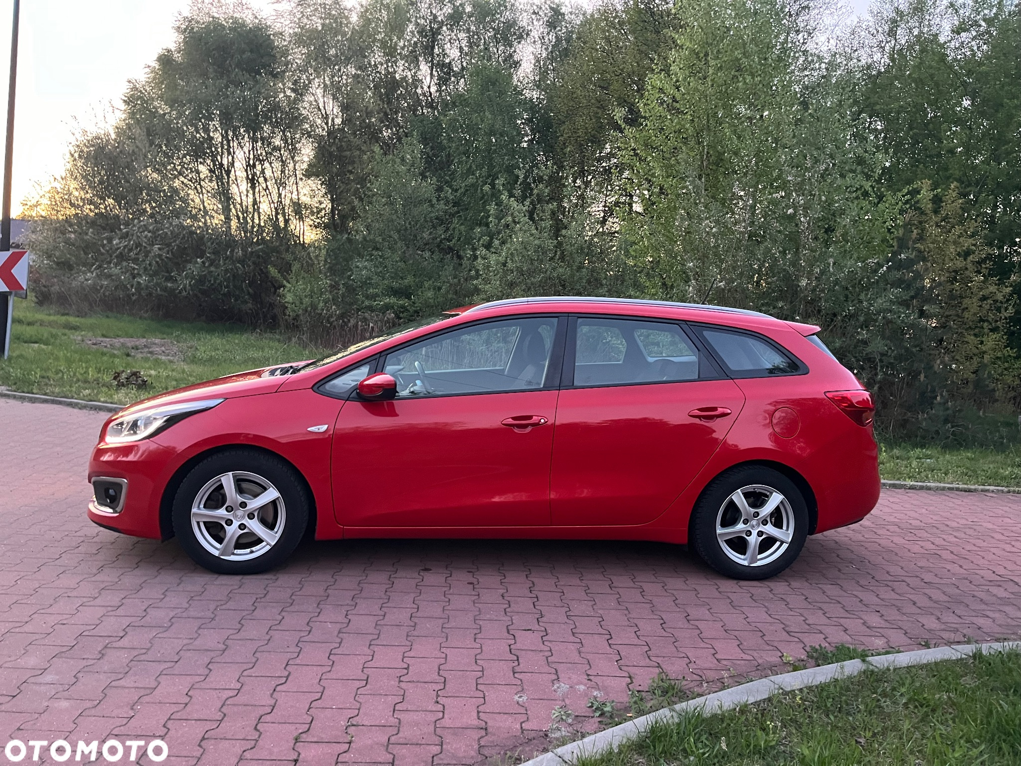 Kia Ceed 1.6 GDI SW Dream Team Edition - 4